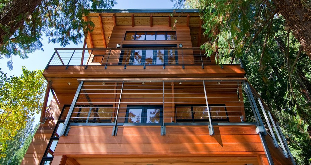 Geräumige, Dreistöckige Moderne Holzfassade Haus mit brauner Fassadenfarbe in Seattle