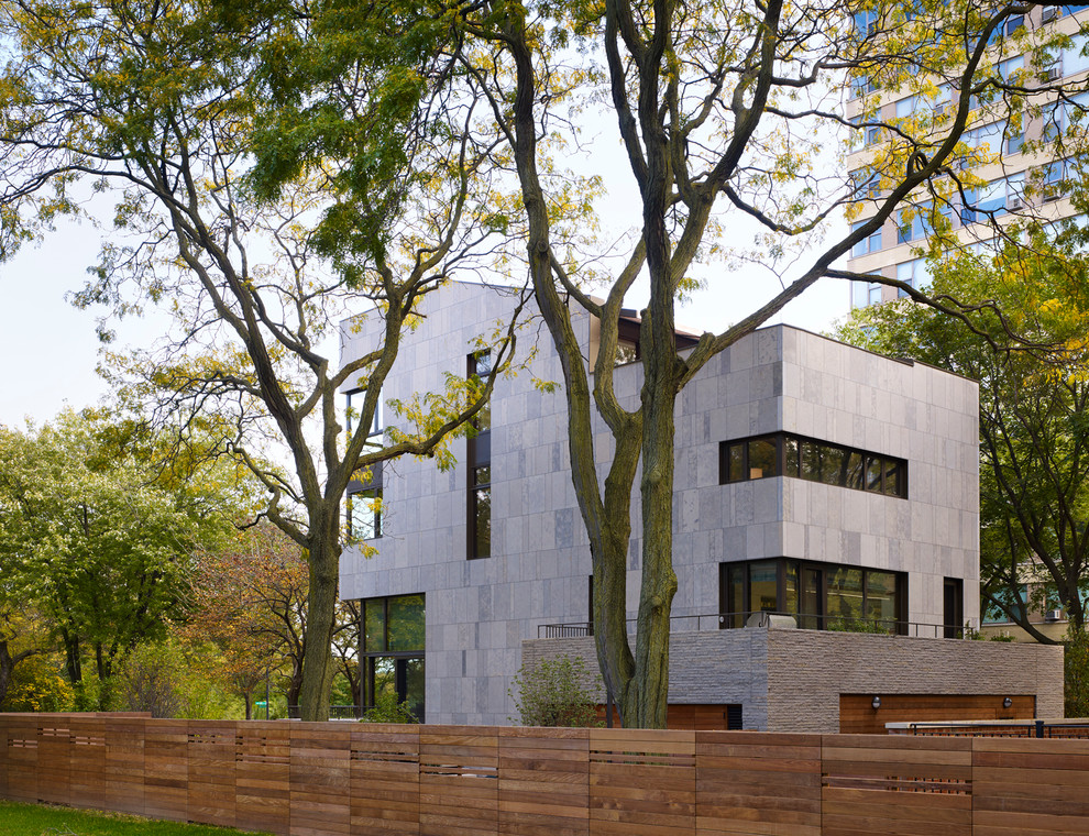 Idées déco pour une façade de maison grise contemporaine en pierre de taille moyenne et à deux étages et plus avec un toit en appentis.