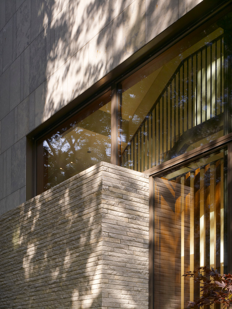 Ejemplo de fachada gris contemporánea de tamaño medio de tres plantas con revestimiento de piedra y tejado de un solo tendido