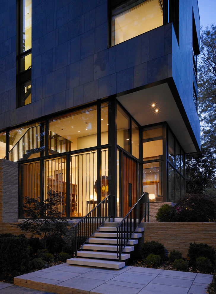 На фото: трехэтажный, серый частный загородный дом в стиле модернизм с