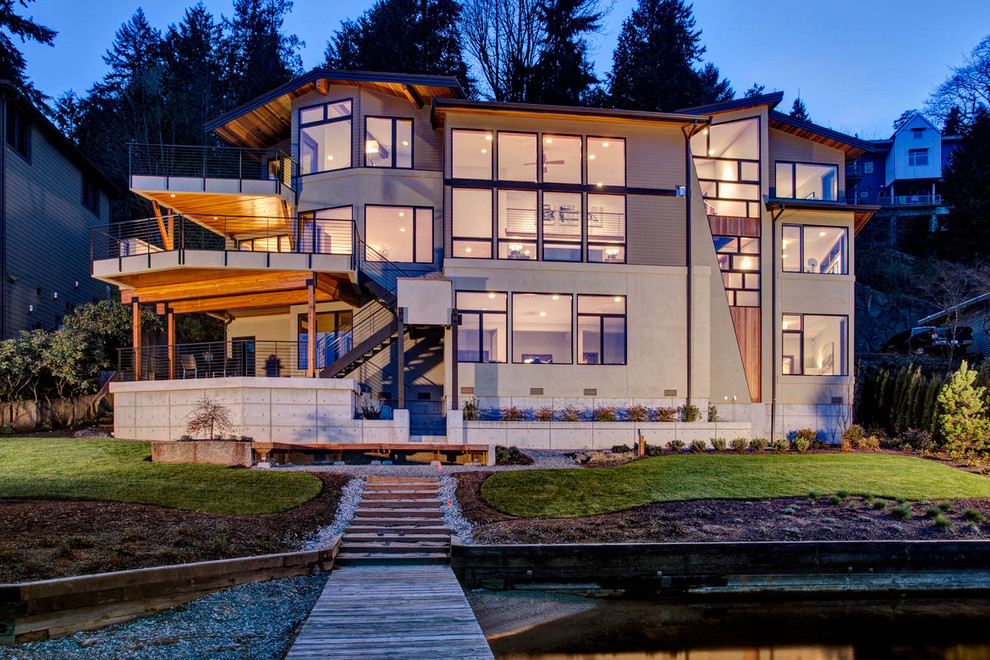 Cette photo montre une façade de maison beige tendance à deux étages et plus.