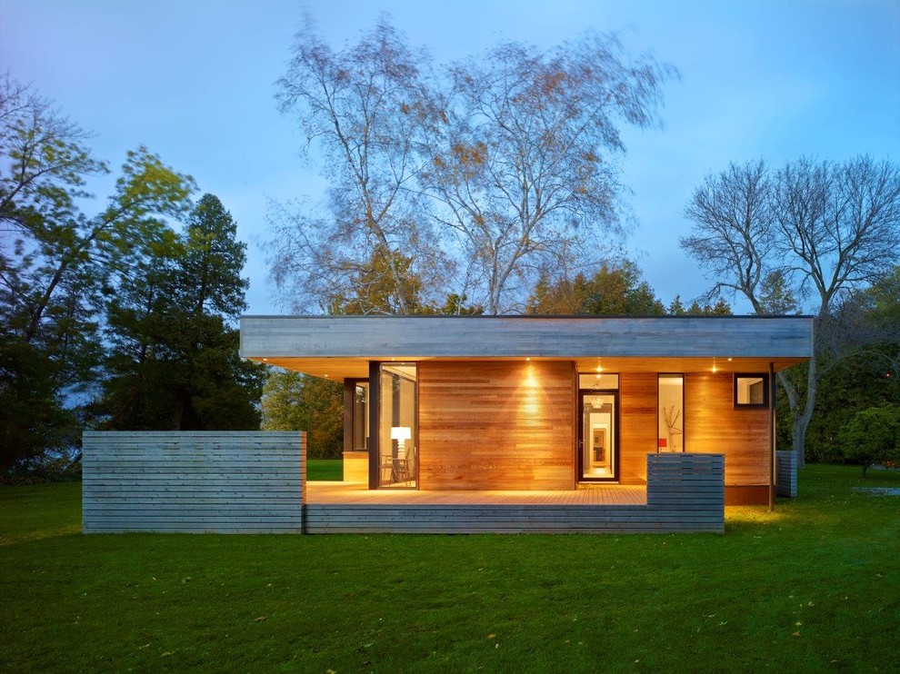 Источник вдохновения для домашнего уюта: одноэтажный, деревянный, бежевый дом среднего размера в современном стиле с плоской крышей