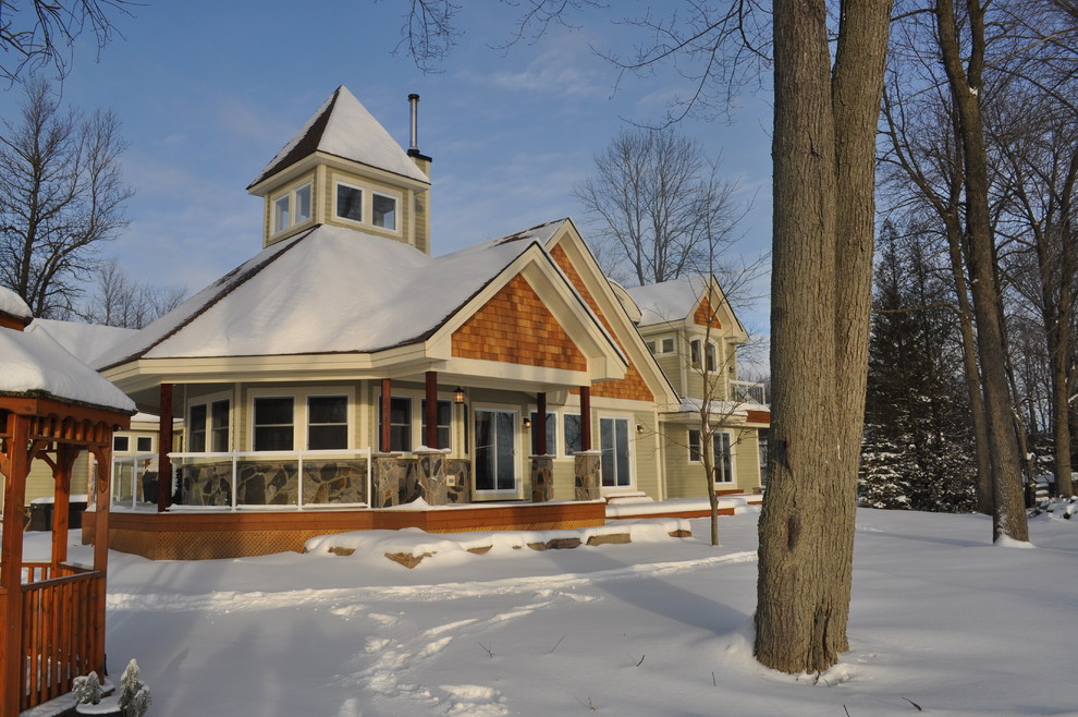 На фото: большой, двухэтажный, деревянный, серый дом в стиле неоклассика (современная классика) с двускатной крышей
