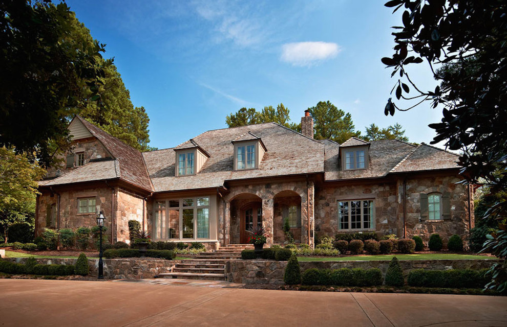 Geräumiges, Einstöckiges Uriges Haus mit Steinfassade und brauner Fassadenfarbe in Raleigh
