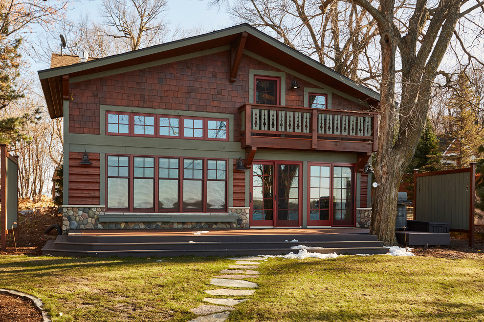 Ejemplo de fachada de casa multicolor rústica de tamaño medio de dos plantas con revestimiento de madera, tejado a dos aguas y tejado de teja de madera