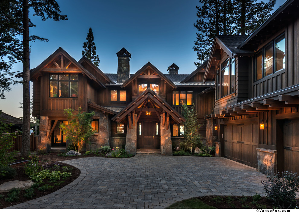 Diseño de fachada marrón rústica grande de dos plantas con revestimiento de madera y tejado a dos aguas
