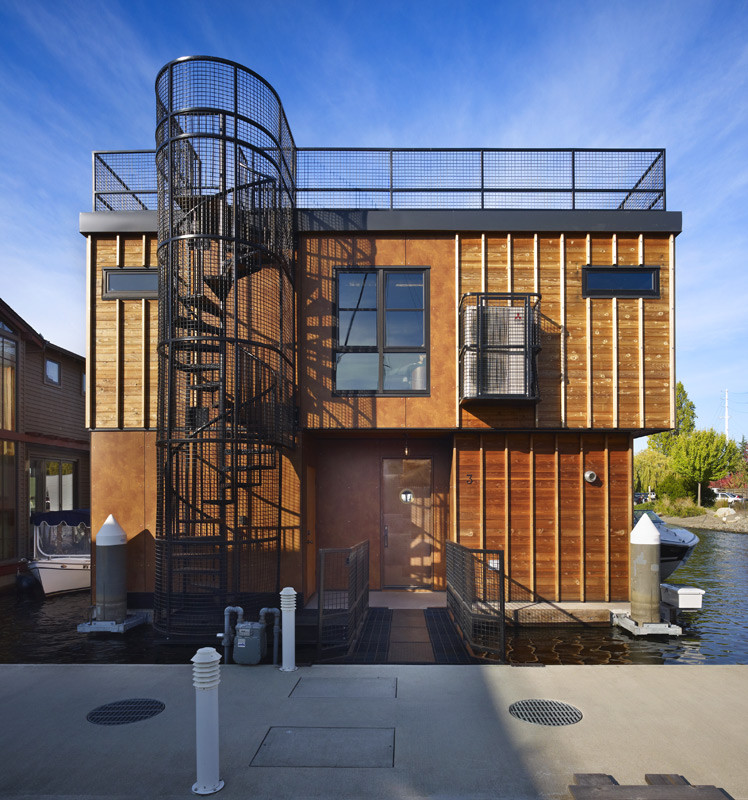 Zweistöckiges, Kleines Industrial Haus mit Mix-Fassade, brauner Fassadenfarbe und Flachdach in Seattle