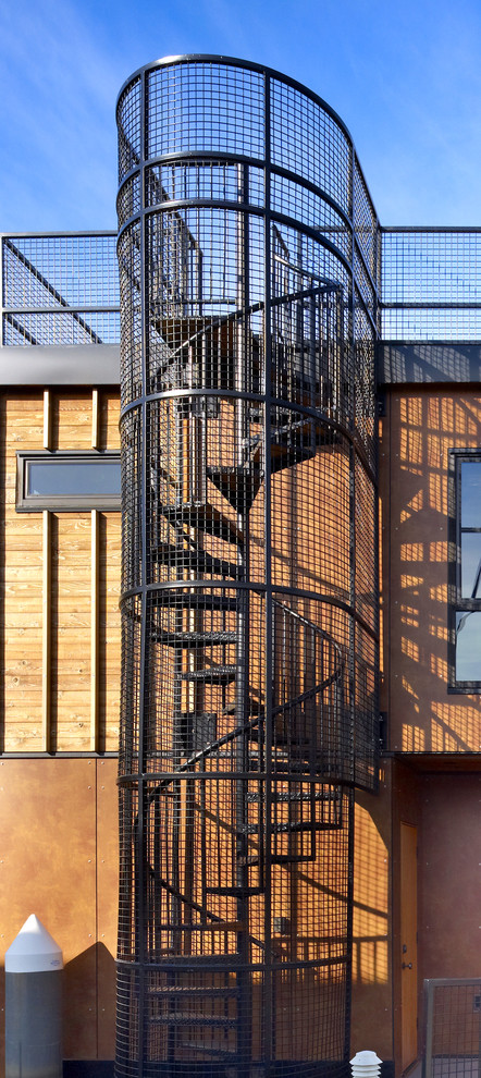 Kleines Industrial Haus mit Mix-Fassade, brauner Fassadenfarbe und Flachdach in Seattle