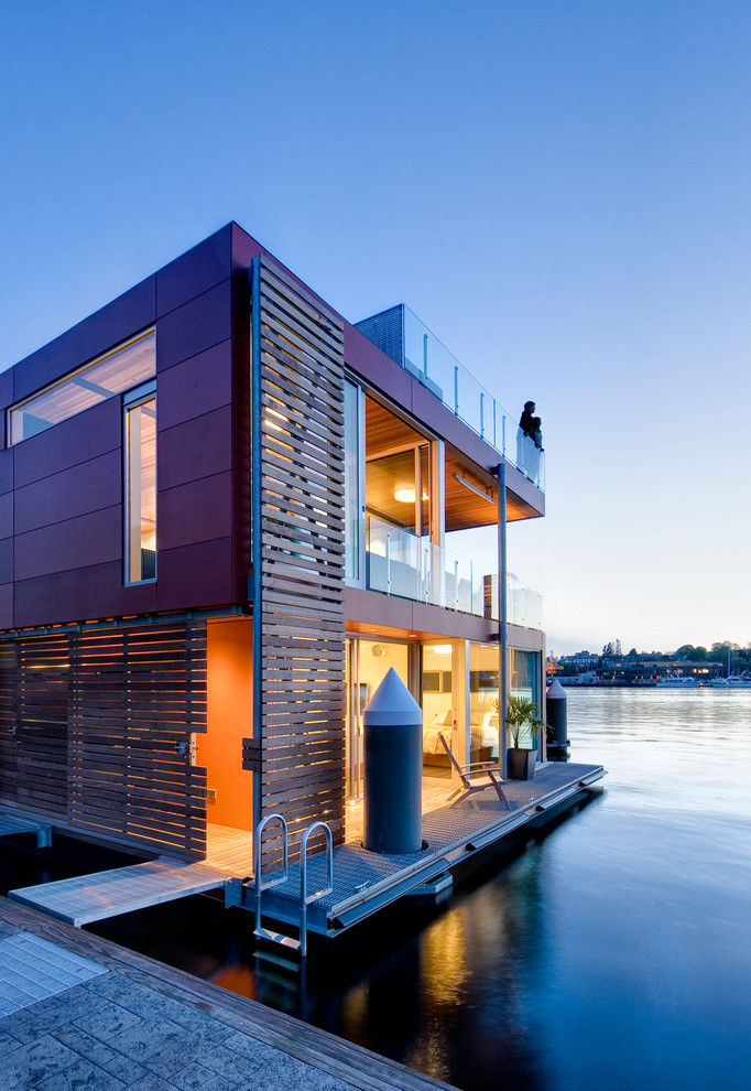 Zweistöckiges Modernes Haus mit roter Fassadenfarbe und Flachdach in Seattle