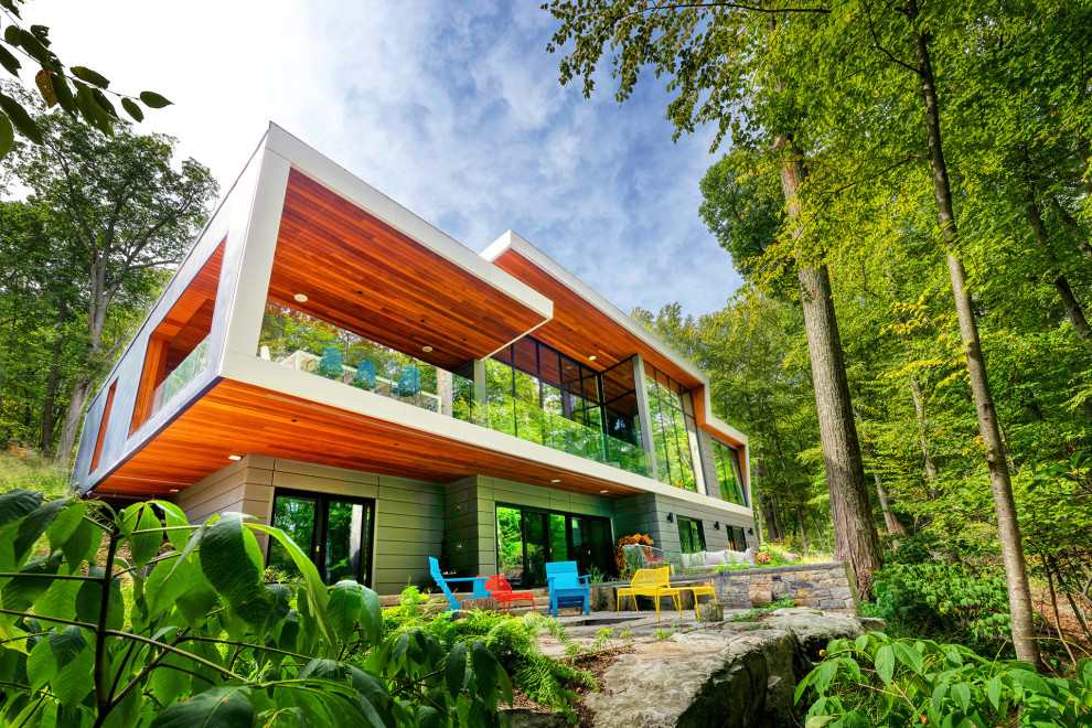 Diseño de fachada de casa gris moderna de tamaño medio de dos plantas con revestimientos combinados, tejado de un solo tendido y tejado de metal