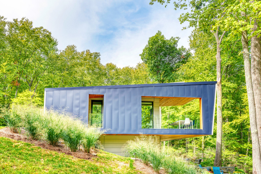 Свежая идея для дизайна: двухэтажный, серый частный загородный дом в стиле модернизм с комбинированной облицовкой, односкатной крышей и металлической крышей - отличное фото интерьера