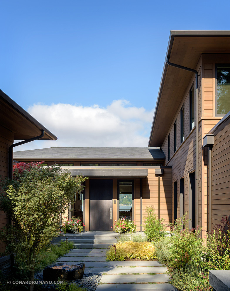 Свежая идея для дизайна: двухэтажный, деревянный, коричневый дом среднего размера в современном стиле с вальмовой крышей - отличное фото интерьера