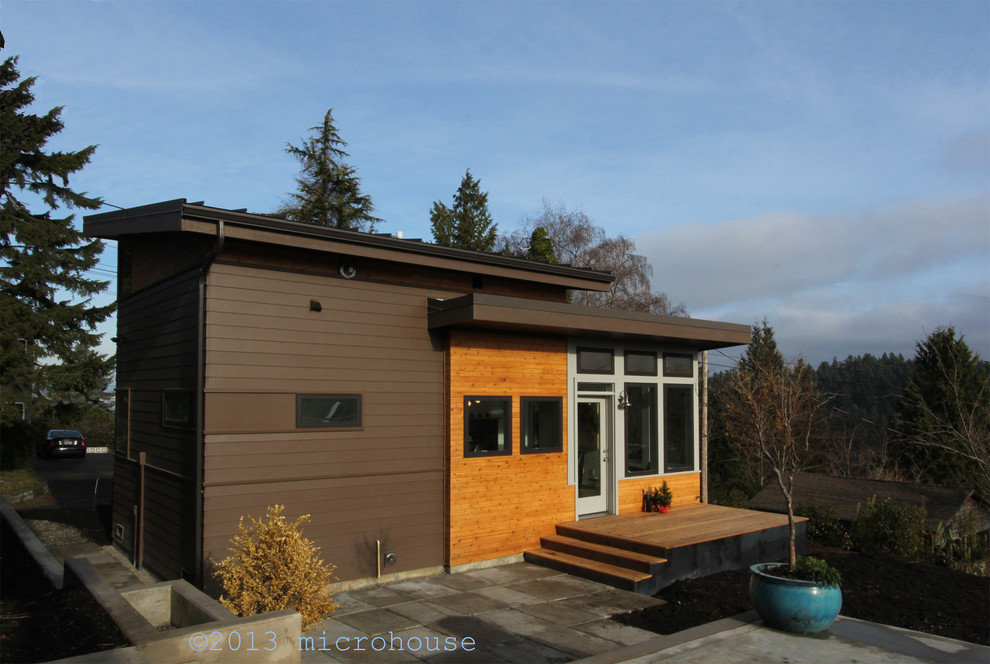 Ispirazione per la casa con tetto a falda unica piccolo marrone moderno a due piani con rivestimenti misti