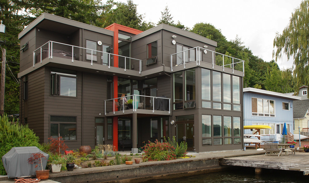 Dreistöckiges, Großes Modernes Haus mit grauer Fassadenfarbe, Faserzement-Fassade und Flachdach in Seattle