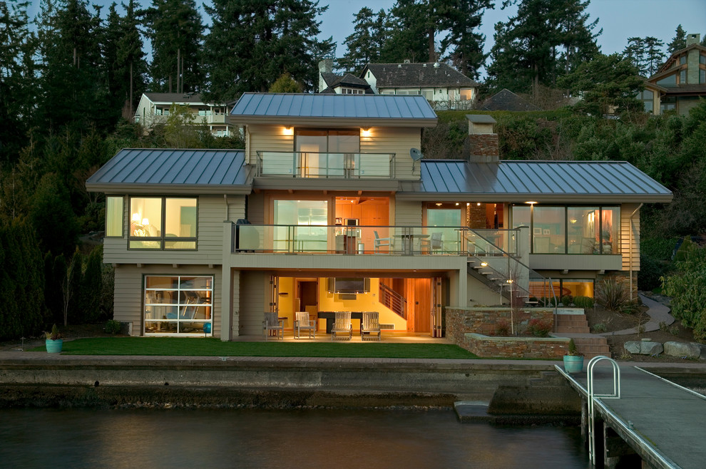 Großes, Dreistöckiges Modernes Einfamilienhaus mit Mix-Fassade, beiger Fassadenfarbe, Satteldach und Blechdach in Seattle