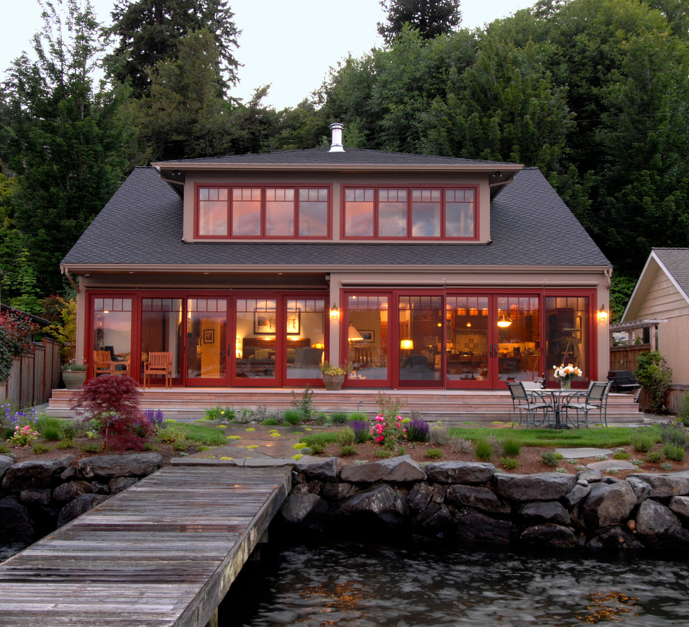 Пример оригинального дизайна: двухэтажный, коричневый дом среднего размера в морском стиле