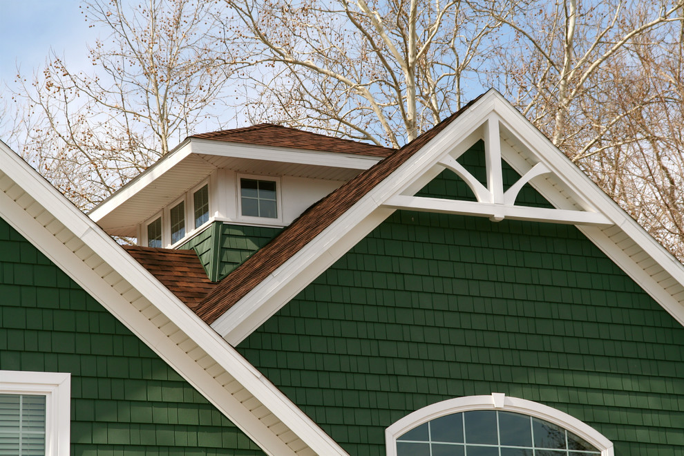 Idée de décoration pour une façade de maison verte marine en bois de taille moyenne et à deux étages et plus.