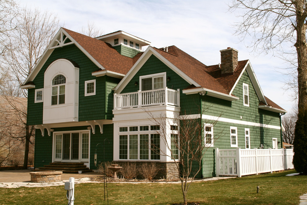Ispirazione per la facciata di una casa verde stile marinaro a tre piani di medie dimensioni con rivestimento in legno