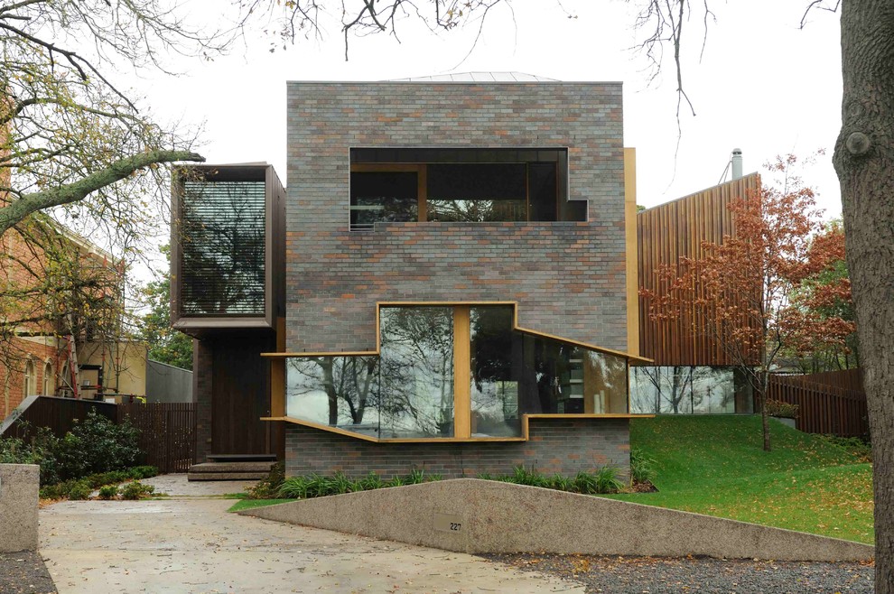Свежая идея для дизайна: двухэтажный, кирпичный дом в современном стиле с плоской крышей - отличное фото интерьера