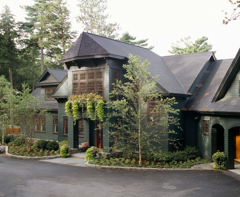 Idee per la facciata di una casa verde classica a tre piani di medie dimensioni con rivestimento in legno e copertura a scandole