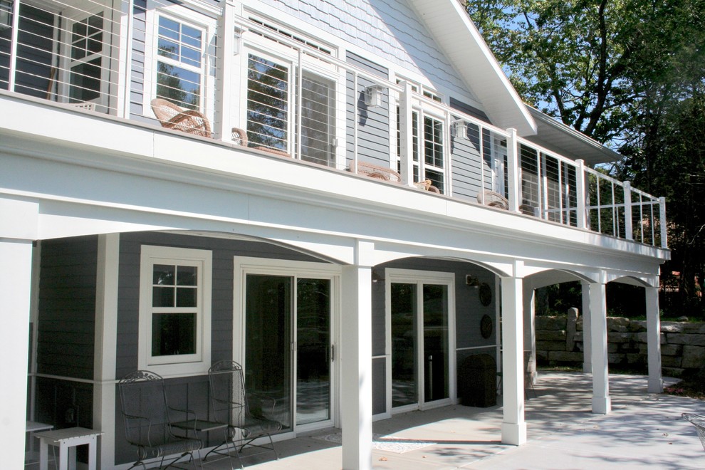 Aménagement d'une façade de maison bleue bord de mer de taille moyenne et à un étage avec un revêtement mixte, un toit à deux pans et un toit en shingle.