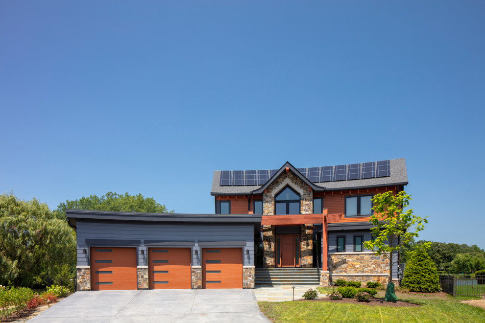 Ejemplo de fachada de casa multicolor y gris rural de dos plantas con tejado de teja de madera y tablilla