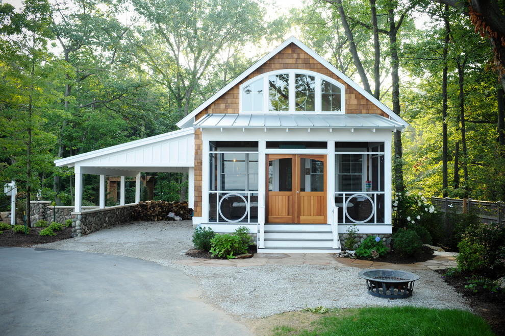 Пример оригинального дизайна: маленький дом в классическом стиле для на участке и в саду