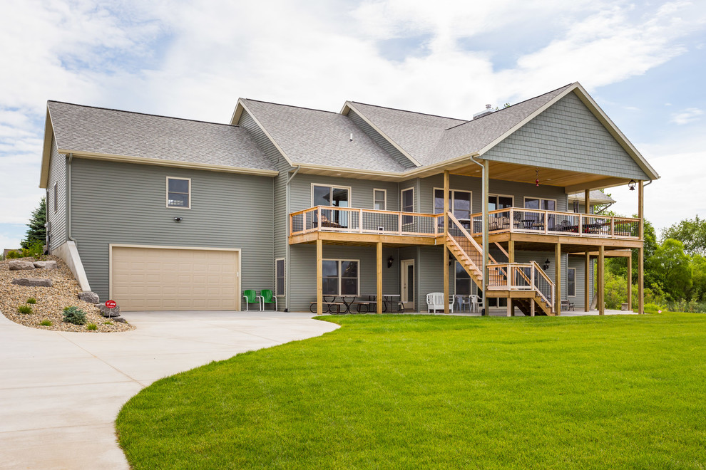 Großes, Einstöckiges Uriges Einfamilienhaus mit Vinylfassade, grüner Fassadenfarbe und Schindeldach in Grand Rapids