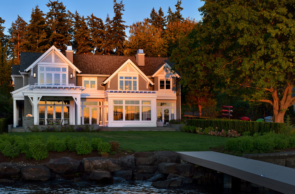 シアトルにある高級なトラディショナルスタイルのおしゃれな家の外観の写真