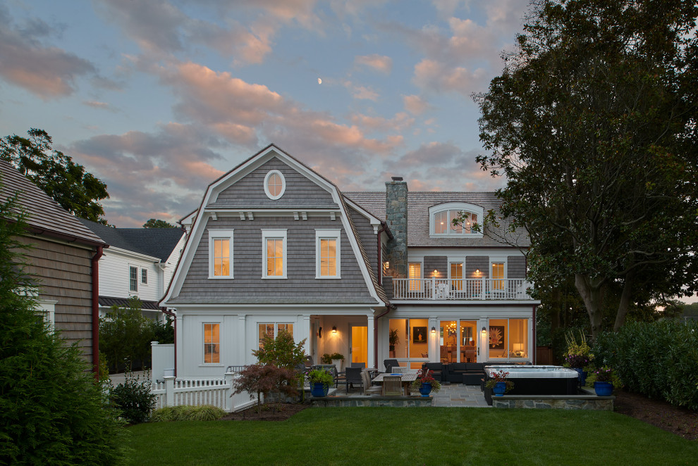 Großes, Dreistöckiges Maritimes Haus mit grauer Fassadenfarbe, Mansardendach und Schindeldach in Washington, D.C.