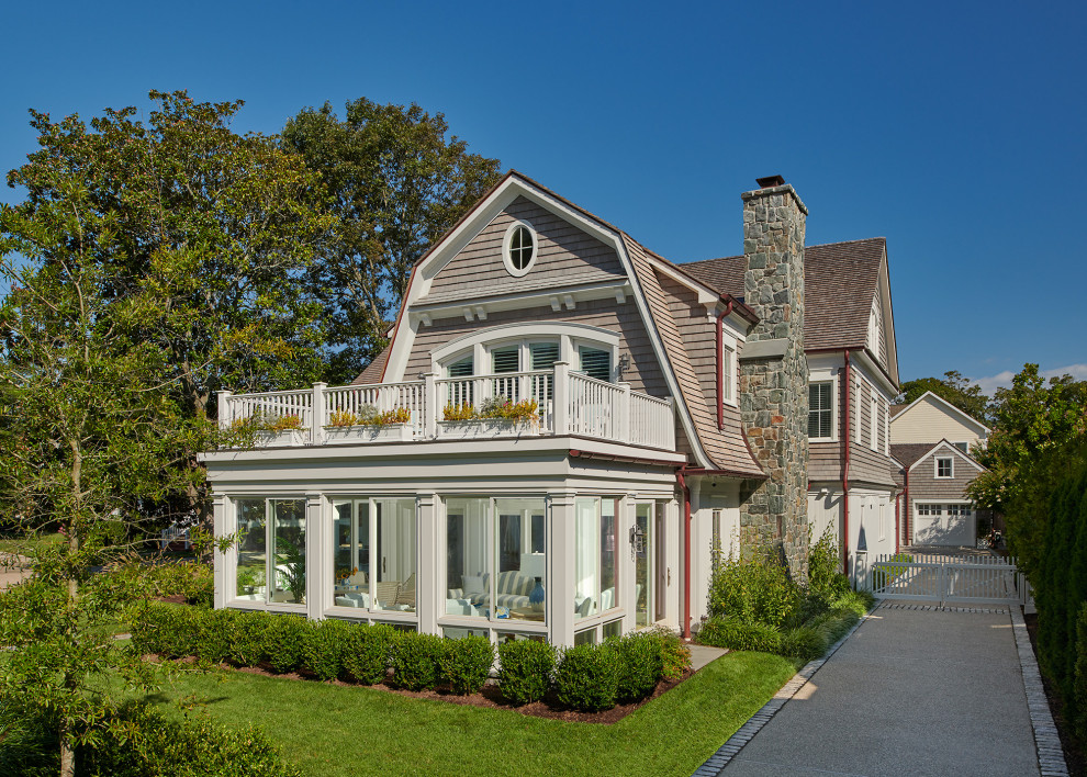 Foto de fachada de casa gris costera grande de tres plantas con revestimiento de madera, tejado a doble faldón y tejado de teja de madera