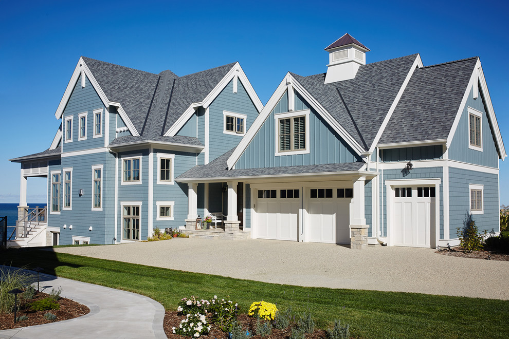 Inspiration pour une façade de maison bleue marine à deux étages et plus avec un revêtement mixte, un toit à deux pans et un toit en shingle.