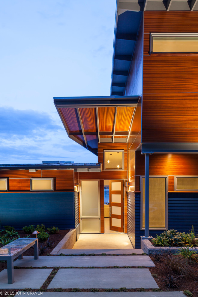 Inspiration pour une grande façade de maison bleue design à un étage.