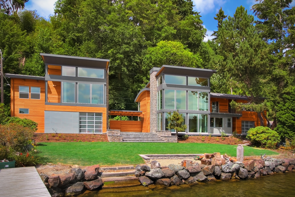 Zweistöckiges, Großes Modernes Haus mit Mix-Fassade und brauner Fassadenfarbe in Seattle