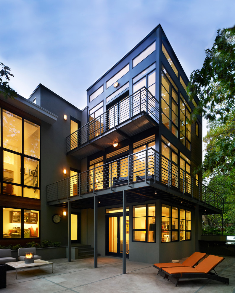 Источник вдохновения для домашнего уюта: трехэтажный, серый многоквартирный дом в современном стиле