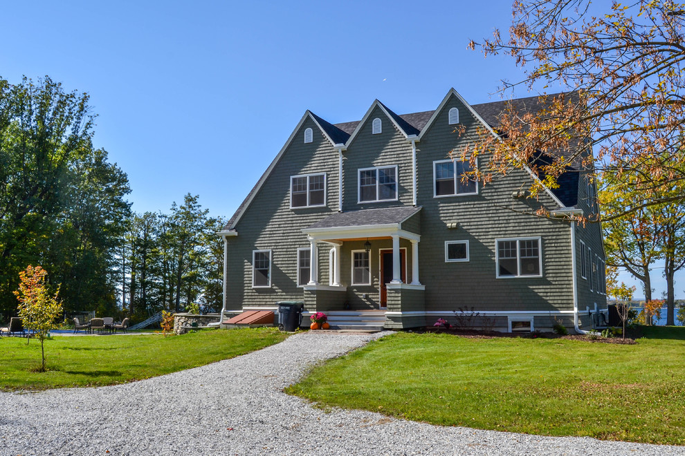 Zweistöckige Urige Holzfassade Haus mit grauer Fassadenfarbe und Satteldach in Burlington