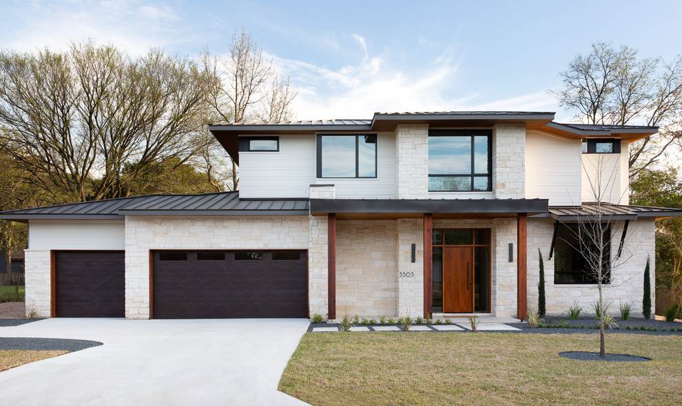 Zweistöckiges Modernes Einfamilienhaus mit Mix-Fassade, bunter Fassadenfarbe, Walmdach und Blechdach in Austin