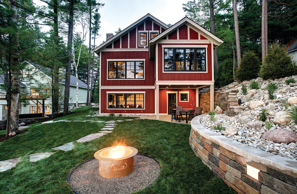 Foto della facciata di una casa rossa country a tre piani di medie dimensioni con rivestimento in legno e tetto a capanna