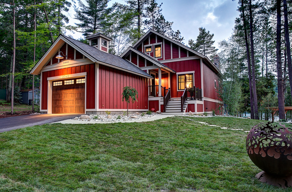 Diseño de fachada roja de estilo americano de tamaño medio de tres plantas con revestimiento de madera y tejado a dos aguas