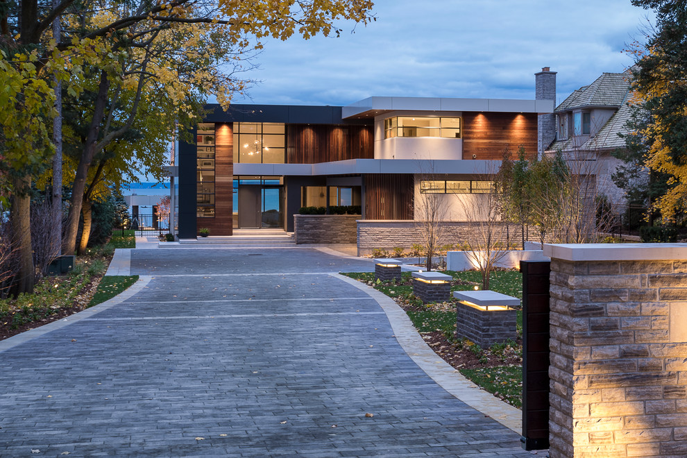 Zweistöckiges Modernes Haus mit bunter Fassadenfarbe und Flachdach in Toronto