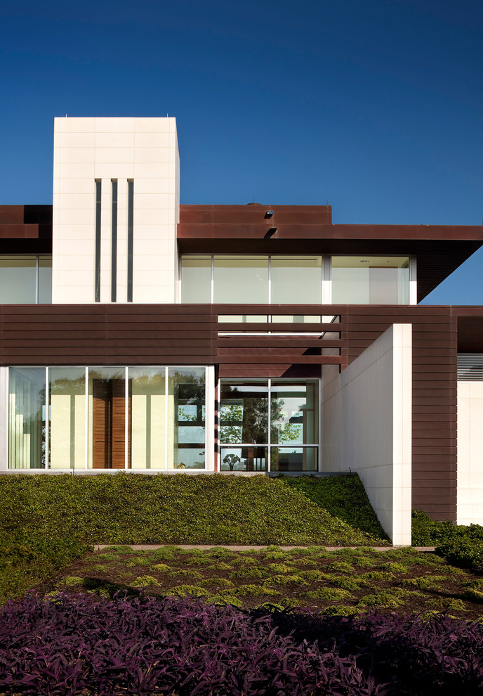 Idee per la facciata di una casa ampia contemporanea a due piani con rivestimenti misti