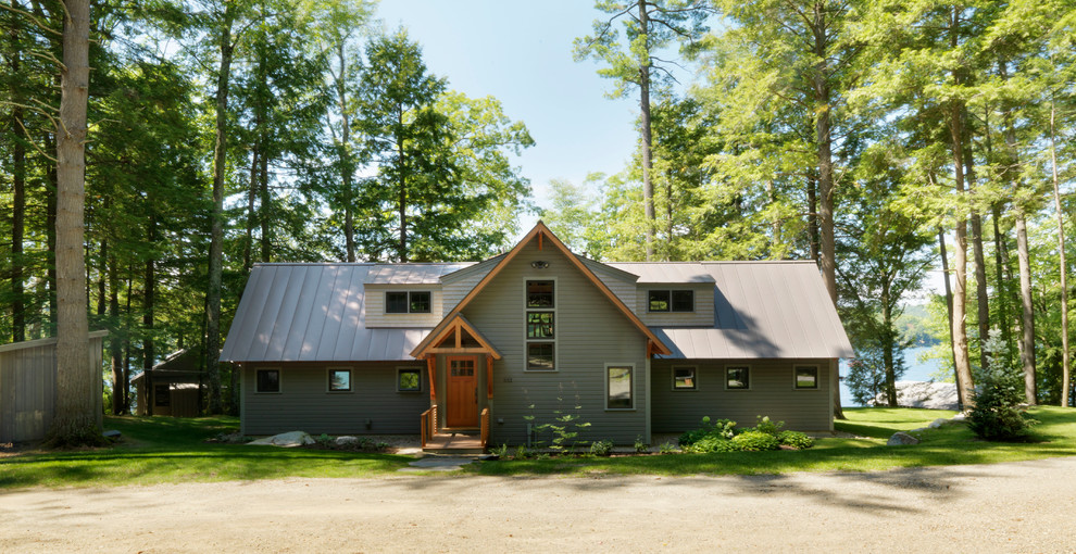 Foto de fachada de casa gris de estilo americano de tamaño medio de dos plantas con revestimiento de madera, tejado a dos aguas y tejado de metal
