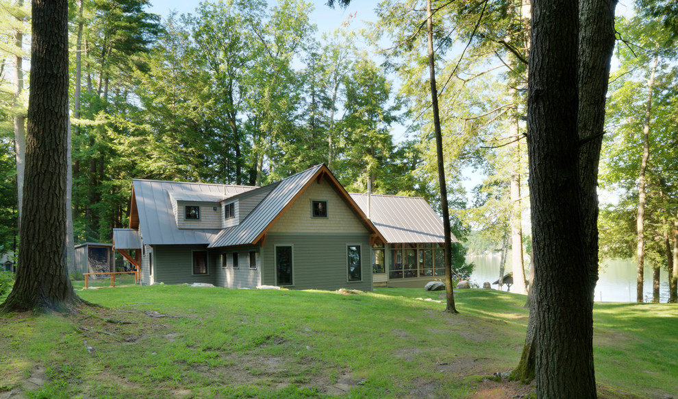Cette image montre une façade de maison grise craftsman en bois de taille moyenne et à un étage.