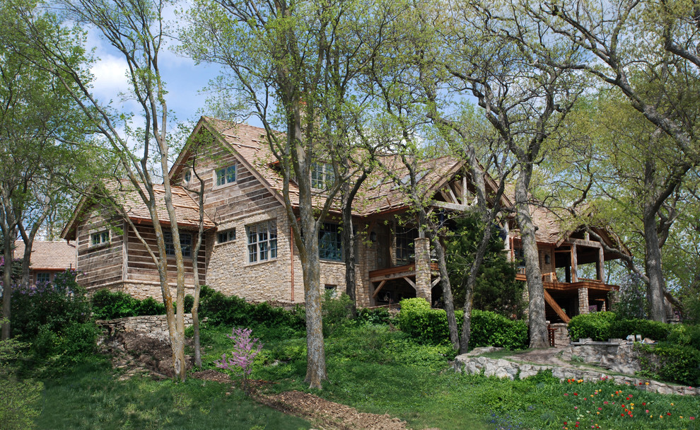 Diseño de fachada de casa marrón rural de tamaño medio de tres plantas con revestimiento de madera