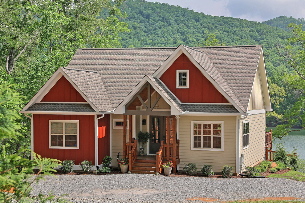 Ispirazione per la facciata di una casa rossa american style a tre piani di medie dimensioni con rivestimento in vinile e tetto a capanna