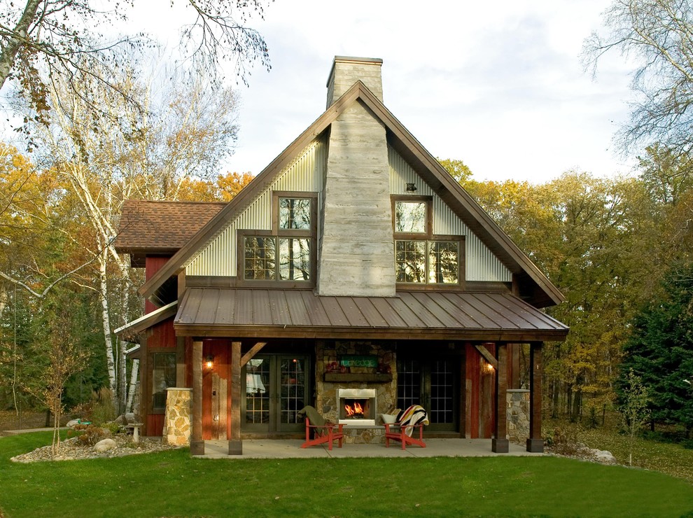 Exempel på ett rustikt hus, med två våningar, metallfasad och tak i mixade material
