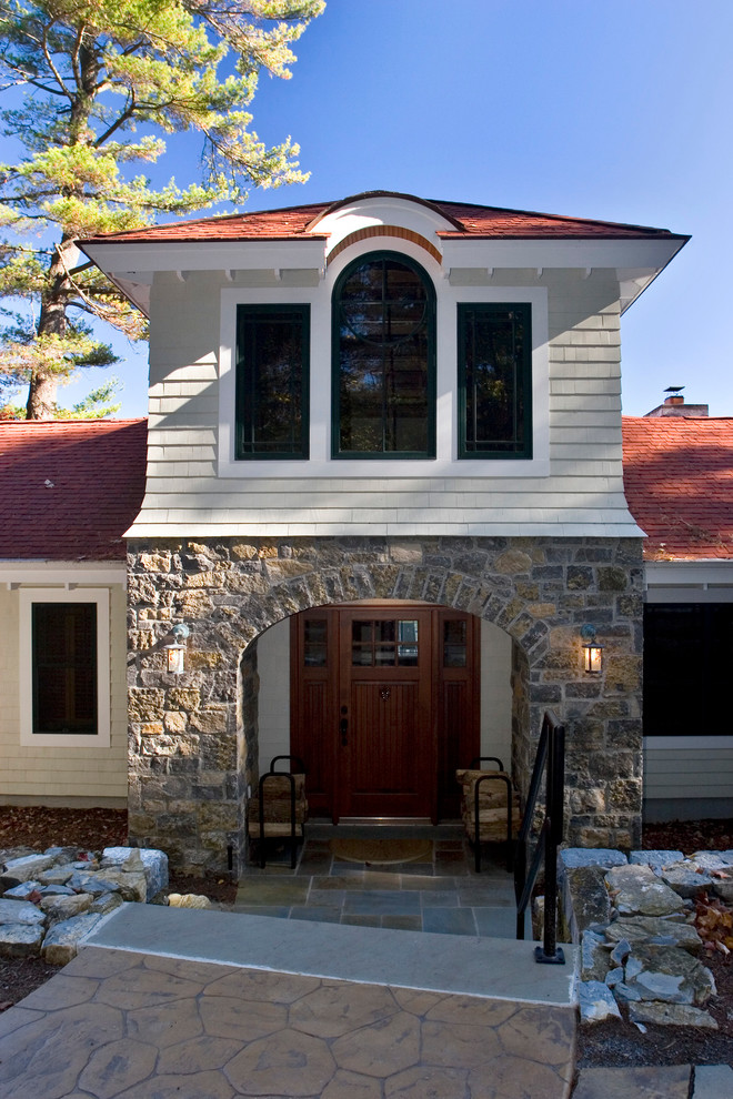 Geräumiges, Dreistöckiges Uriges Haus mit Mix-Fassade, weißer Fassadenfarbe und Satteldach in Boston