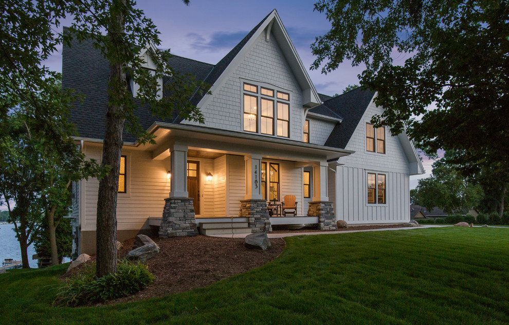 Großes, Zweistöckiges Country Einfamilienhaus mit Faserzement-Fassade, weißer Fassadenfarbe, Satteldach und Schindeldach in Minneapolis