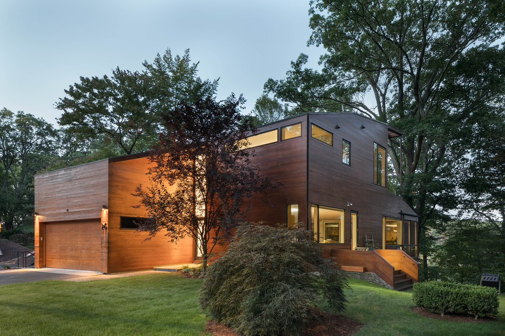 Ejemplo de fachada de casa marrón contemporánea de tamaño medio de tres plantas con revestimiento de madera y tejado de un solo tendido