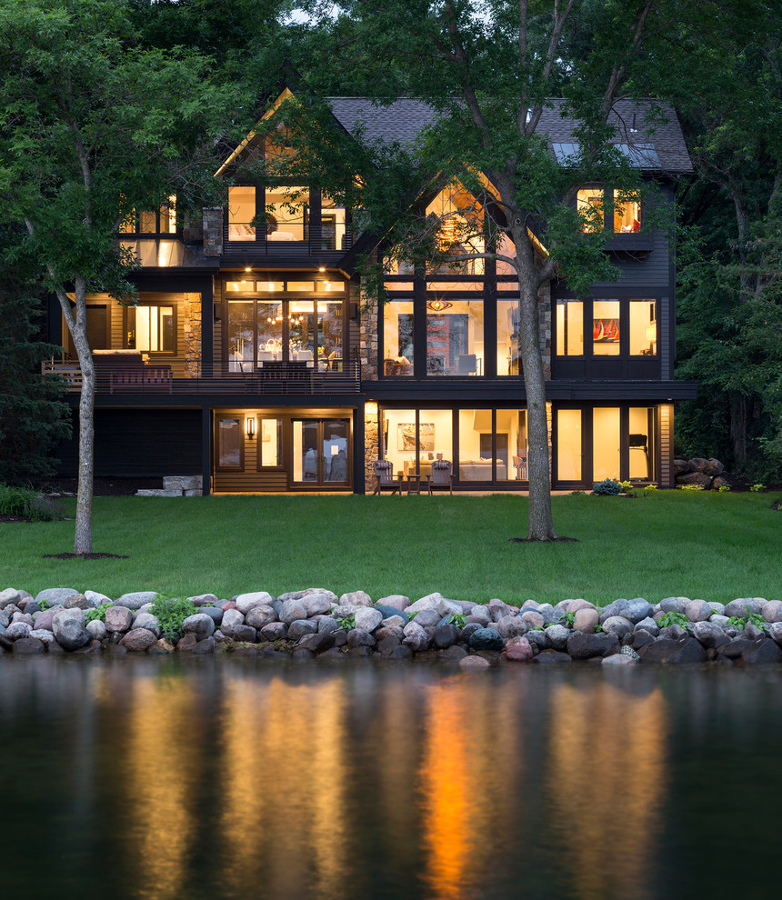 Dreistöckiges Landhausstil Einfamilienhaus mit Mix-Fassade, grauer Fassadenfarbe, Satteldach und Schindeldach in Minneapolis